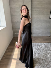 Cargar imagen en el visor de la galería, Zita - Vestido largo de satín negro
