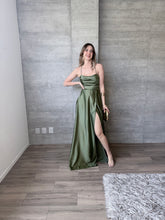 Cargar imagen en el visor de la galería, Mencía - Vestido largo de satín olivo
