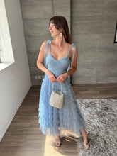 Cargar imagen en el visor de la galería, Lena - Vestido midi de tul azul claro
