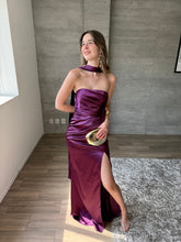 Cargar imagen en el visor de la galería, Marena - Vestido strapless de satín morado
