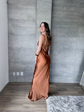 Cargar imagen en el visor de la galería, Marie - Vestido largo satinado  terracota
