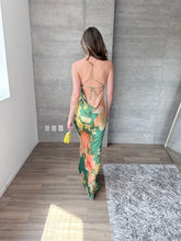Cargar imagen en el visor de la galería, Isis - Vestido largo satinado verde floral
