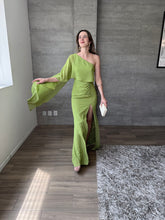 Cargar imagen en el visor de la galería, Máncora - Vestido largo con abertura en pierna verde
