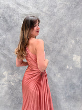 Cargar imagen en el visor de la galería, Nicola- Vestido midi plisado rosa pétalo
