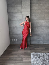 Cargar imagen en el visor de la galería, Vittoria -  Vestido largo satin rojo

