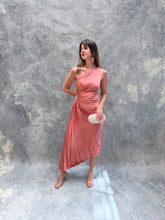 Cargar imagen en el visor de la galería, Nicola- Vestido midi plisado rosa pétalo
