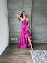 Cargar imagen en el visor de la galería, Odetta - Vestido largo strapless magenta
