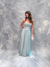 Cargar imagen en el visor de la galería, Keirah - Vestido largo strapless con corset en color menta
