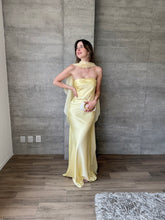 Cargar imagen en el visor de la galería, Sodi -  Vestido largo strapless satinado amarillo
