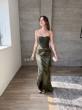 Cargar imagen en el visor de la galería, Praiano olivo - Vestido largo strapless olivo
