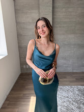 Cargar imagen en el visor de la galería, Aranza - Vestido largo verde azulado
