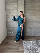 Cargar imagen en el visor de la galería, Polina - Vestido largo de satín con una manga verde azulado
