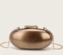 Cargar imagen en el visor de la galería, Clutch ovalado efecto perla
