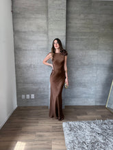 Cargar imagen en el visor de la galería, Francesca - Vestido satinado cafe
