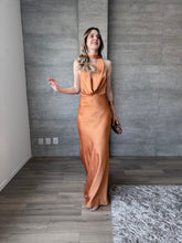 Cargar imagen en el visor de la galería, Piera - Vetido largo satinado naranja
