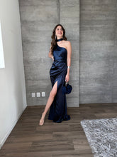 Cargar imagen en el visor de la galería, Mariella - Vestido largo satinado azul marino
