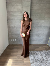 Cargar imagen en el visor de la galería, Francesca - Vestido satinado cafe
