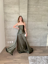 Cargar imagen en el visor de la galería, Nerissa - Vestido largo strapless olivo
