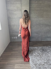 Cargar imagen en el visor de la galería, Maja - Vestido largo color cobre
