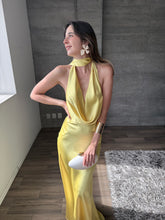 Cargar imagen en el visor de la galería, Milah - Vestido largo halter de satin amarillo
