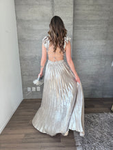 Cargar imagen en el visor de la galería, Celestine - Vestido largo plisado plateado
