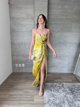 Cargar imagen en el visor de la galería, Tessa - Vestido satinado strapless lima
