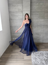 Cargar imagen en el visor de la galería, Minerva - Vestido largo de tul con escarola marino
