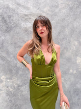 Cargar imagen en el visor de la galería, Loren - Vestido largo de satin color olivo
