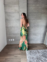 Cargar imagen en el visor de la galería, Isis - Vestido largo satinado verde floral
