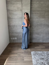 Cargar imagen en el visor de la galería, Praiano - Vestido largo strapless azul humo
