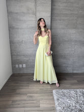 Cargar imagen en el visor de la galería, Dore - Vestido strapless amarillo
