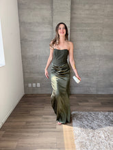 Cargar imagen en el visor de la galería, Praiano olivo - Vestido largo strapless olivo
