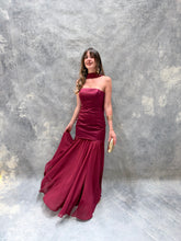 Cargar imagen en el visor de la galería, Sago -  Vestido largo strapless frambuesa
