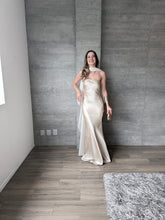 Cargar imagen en el visor de la galería, Sodi - Vestido largo de satín con capa champagne
