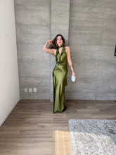 Cargar imagen en el visor de la galería, Milah - Vestido largo halter de satín verde musgo
