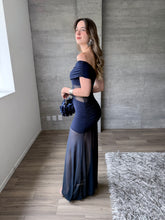 Cargar imagen en el visor de la galería, Nirvana - Vestido maxi mesh con brillo color azul marino
