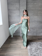 Cargar imagen en el visor de la galería, Sodi - Vestido largo satinado con capa color verde
