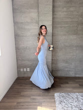 Cargar imagen en el visor de la galería, Salissa - Vestido midi asimétrico color celeste
