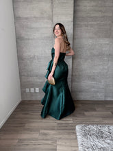 Cargar imagen en el visor de la galería, Odetta - Vestido largo strapless verde botella

