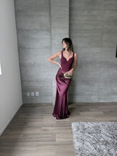 Cargar imagen en el visor de la galería, Antehia - Vestido largo falda satinada ciruela
