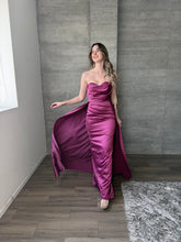 Cargar imagen en el visor de la galería, Milana - Vestido largo strapless ciruela
