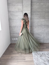 Cargar imagen en el visor de la galería, Minerva - Vestido largo de tul con escarola olivo
