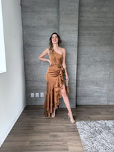 Cargar imagen en el visor de la galería, Galatea - Vestido largo asimétrico de satín color chocolate
