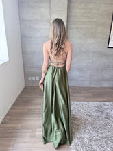 Cargar imagen en el visor de la galería, Mencía - Vestido largo de satín olivo
