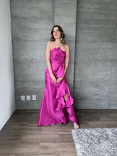 Cargar imagen en el visor de la galería, Odetta - Vestido largo strapless magenta

