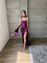 Cargar imagen en el visor de la galería, Marena - Vestido strapless de satín morado

