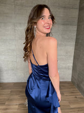 Cargar imagen en el visor de la galería, Duna - Vestido largo satinado marino
