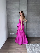 Cargar imagen en el visor de la galería, Odetta - Vestido largo strapless magenta

