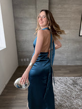 Cargar imagen en el visor de la galería, Lucciana - Vestido largo satín azul petróleo
