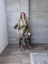 Cargar imagen en el visor de la galería, Arbolada - Jumpsuit estampado floral olivo
